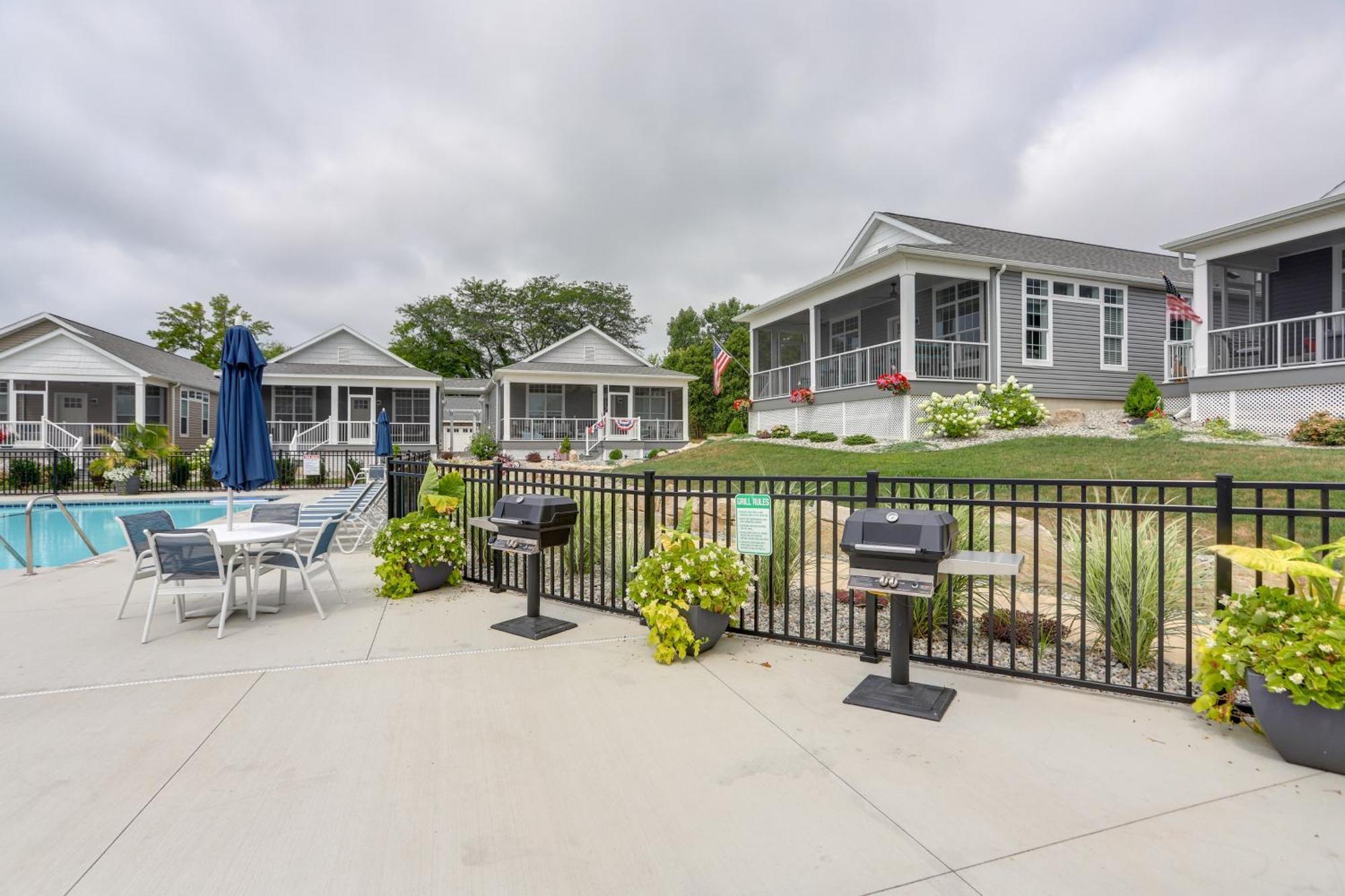 Sleek Lakeside Marblehead Home With Screened Patio Exterior foto